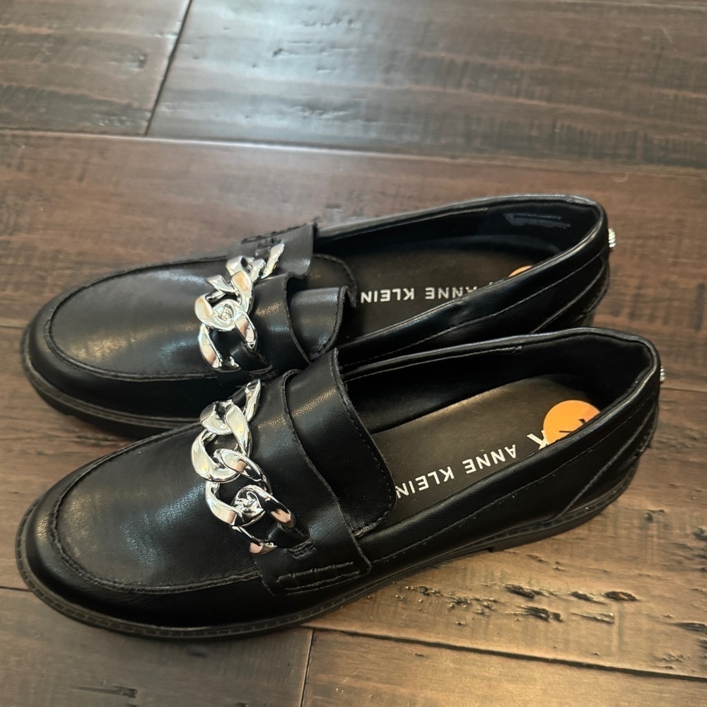 NWOT Anne Klein black preppy classic penny loafers with chain detail size 7 - Picture 5 of 9